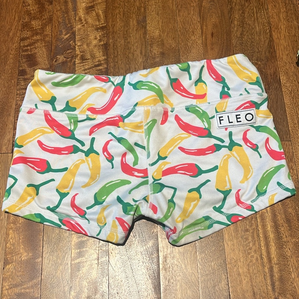 Fleo pepper shorts size M